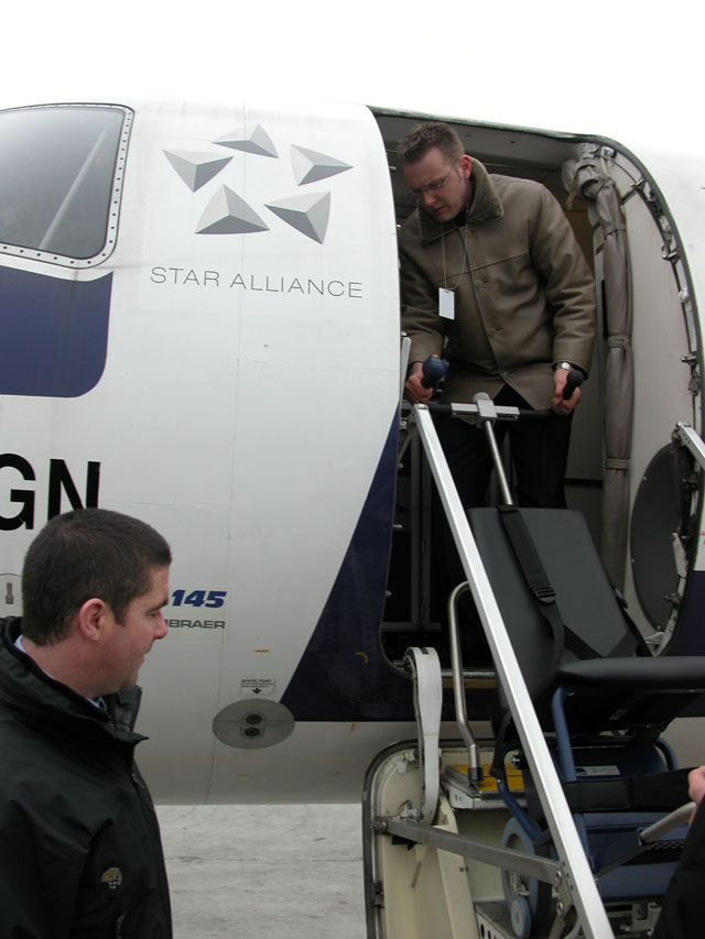 Zastosowanie kroczącego schodołaza z płozami S-MAX Avation transport do samolotu